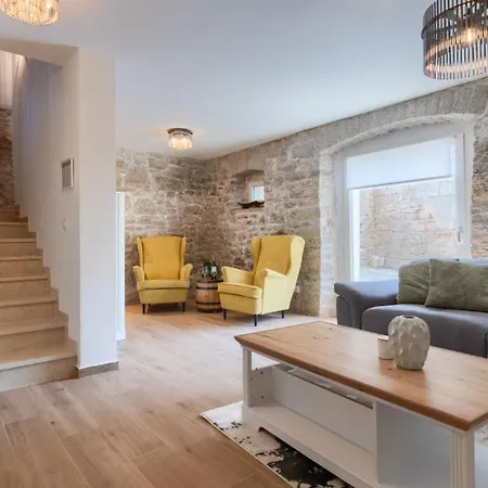 Andrea By Guide Kurjavici